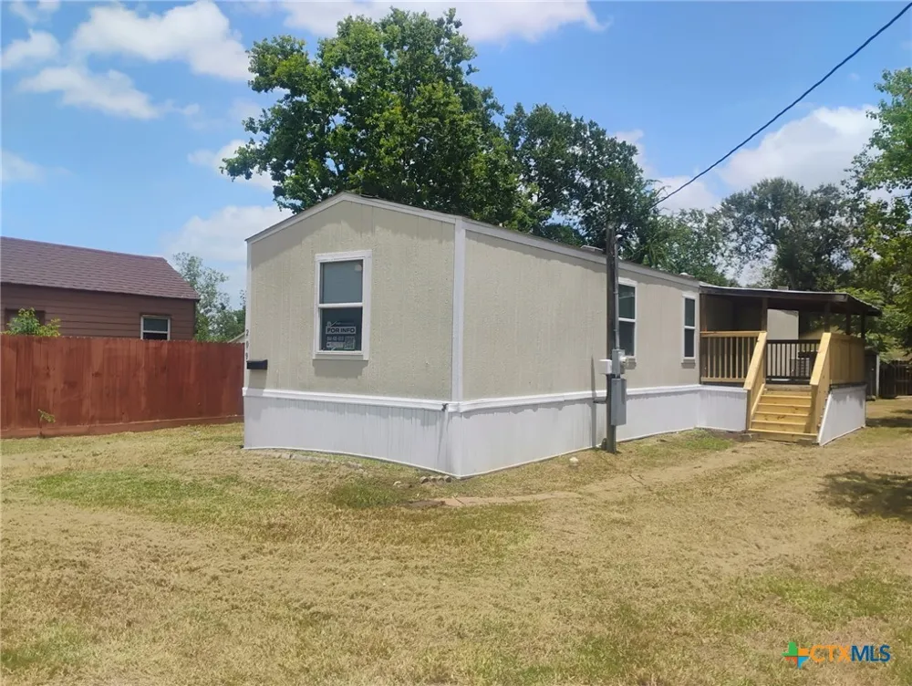 209 Olive El Campo, TX 77437