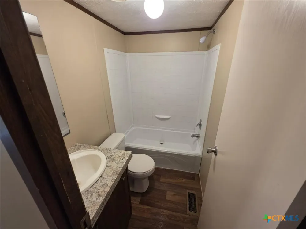 209 Olive El Campo, TX 77437