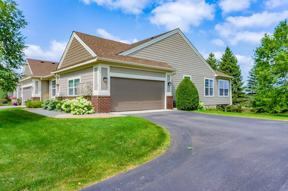 988 Daylily Drive Victoria, MN 55386