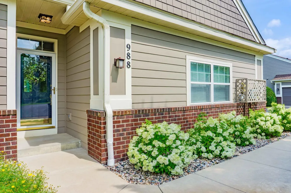 988 Daylily Drive Victoria, MN 55386