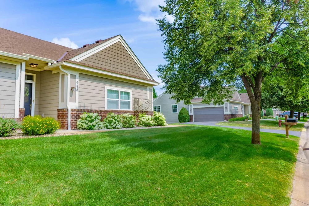 988 Daylily Drive Victoria, MN 55386