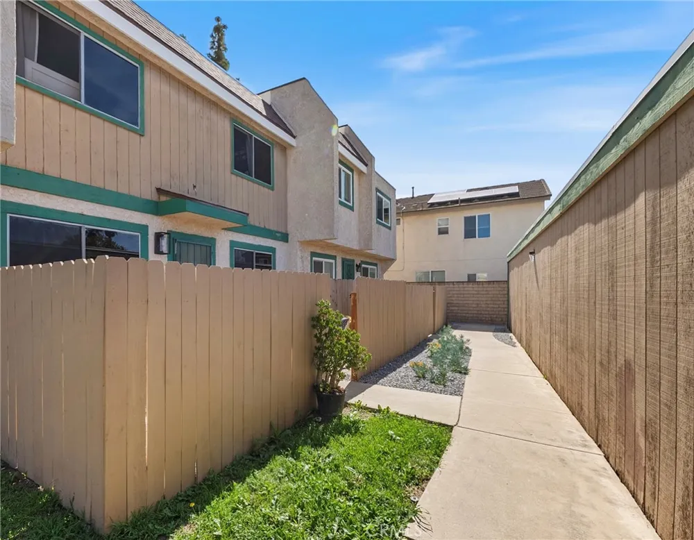 159 S Wilmington #F Compton, CA 90220