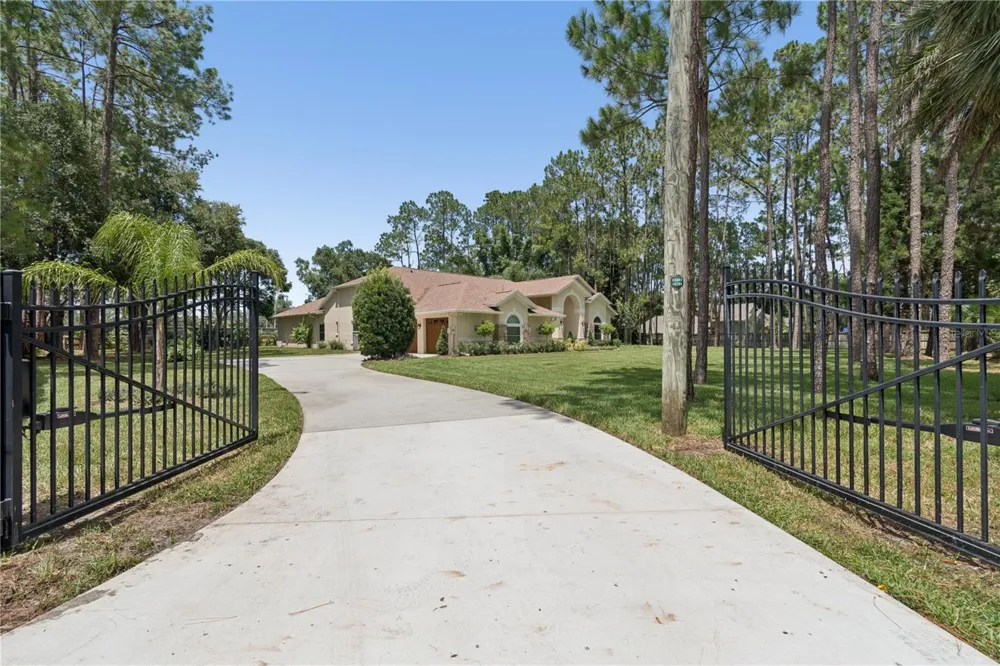18811 VICTOR MANUEL DRIVE Lutz, FL 33548