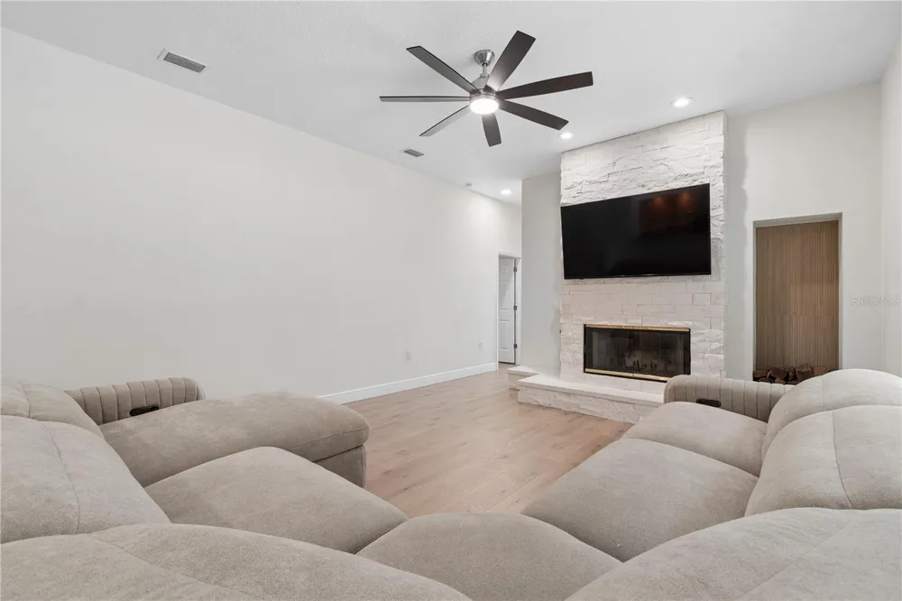 18811 VICTOR MANUEL DRIVE Lutz, FL 33548