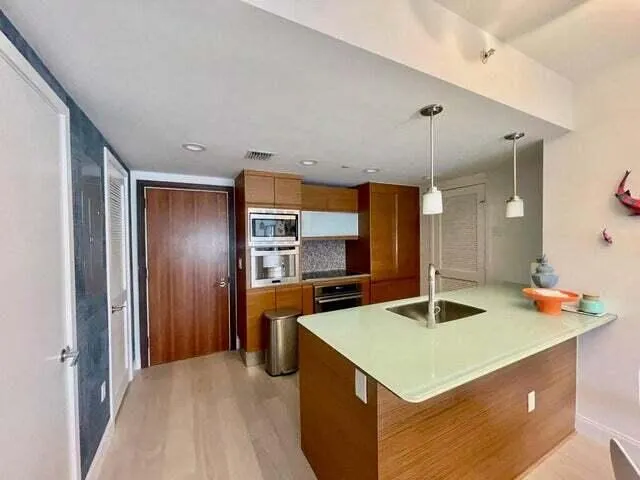 5875 COLLINS AVENUE #1606 Miami Beach, FL 33140