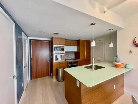 5875 COLLINS AVENUE #1606
