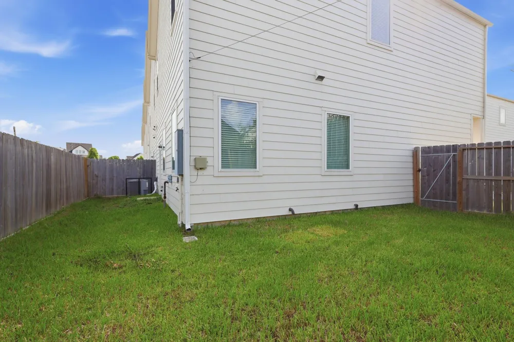 5264 Texas Street Houston, TX 77011