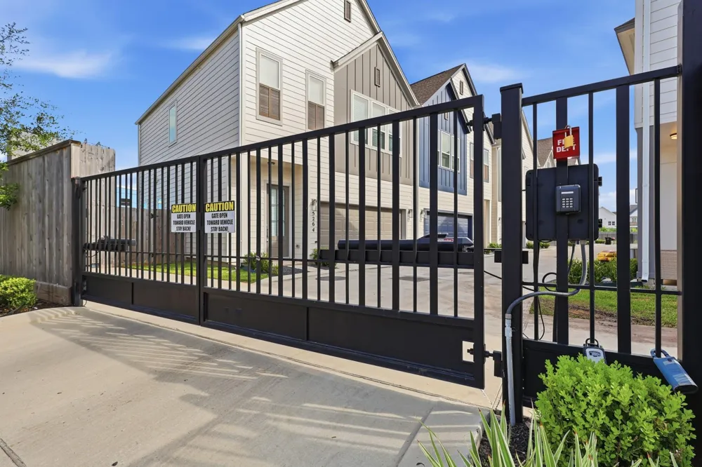 5264 Texas Street Houston, TX 77011