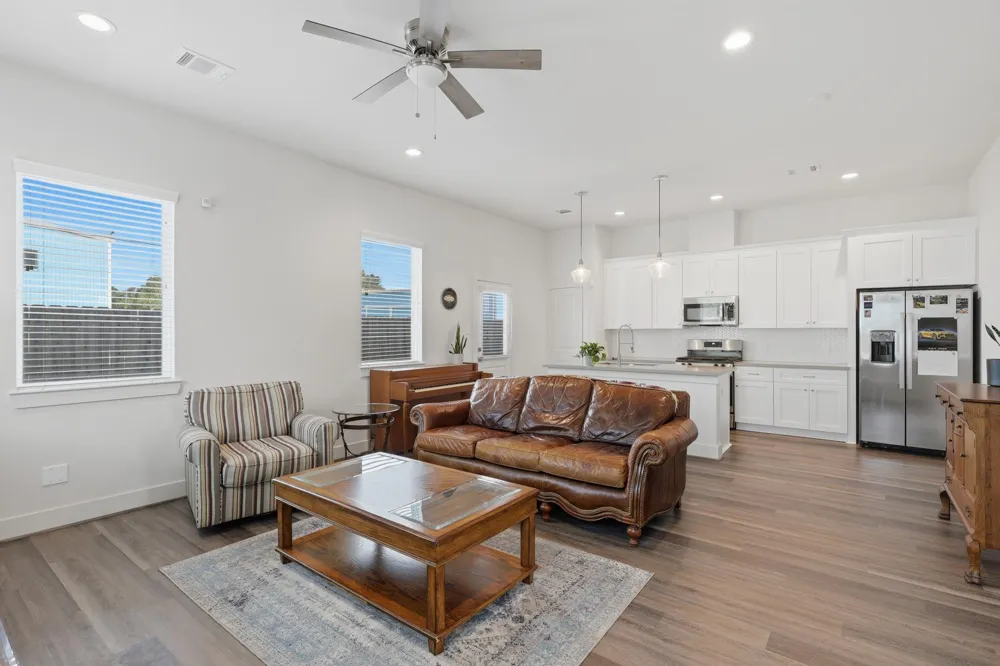 5264 Texas Street Houston, TX 77011