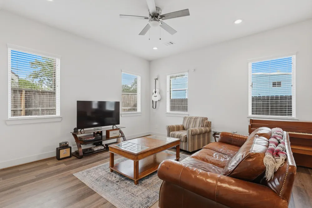 5264 Texas Street Houston, TX 77011
