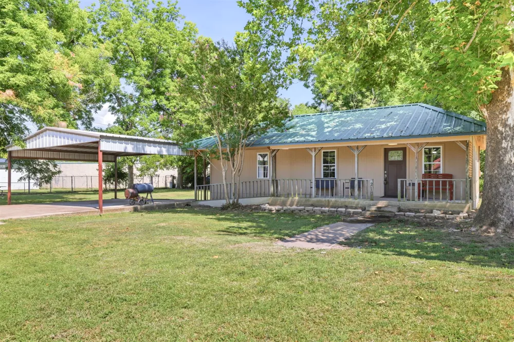 210 Main Caddo, OK 74729