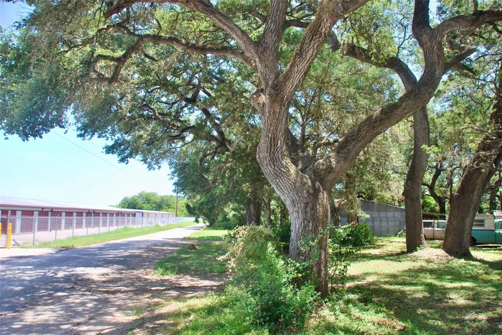 29 County Road 77b Hallettsville, TX 77964