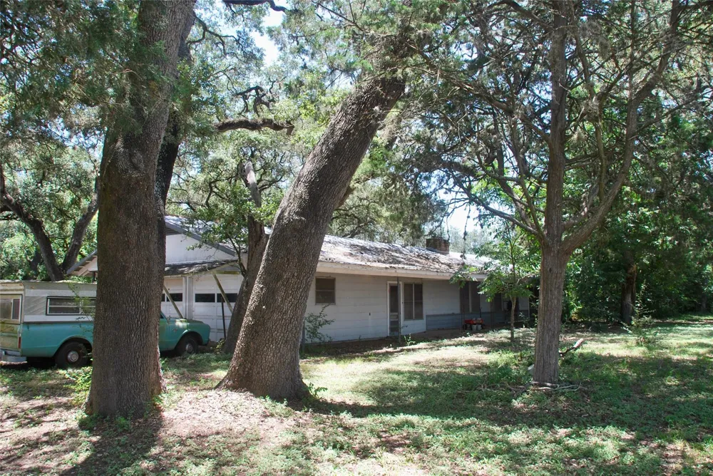 29 County Road 77b Hallettsville, TX 77964