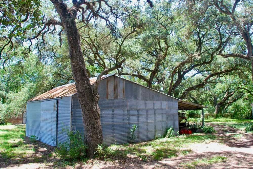 29 County Road 77b Hallettsville, TX 77964
