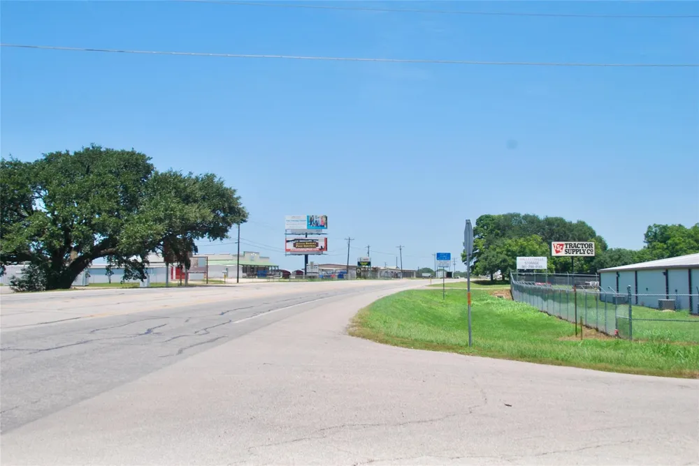 29 County Road 77b Hallettsville, TX 77964