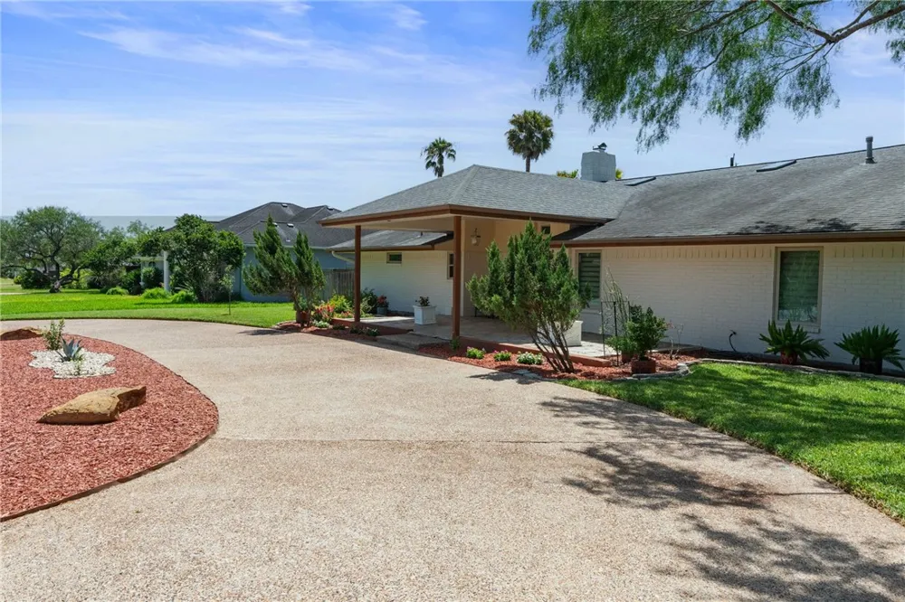 1904 Helen Street Alice, TX 78332