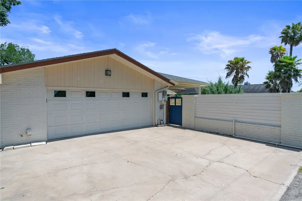 1904 Helen Street Alice, TX 78332