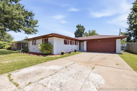 8634 E 38th Place NE