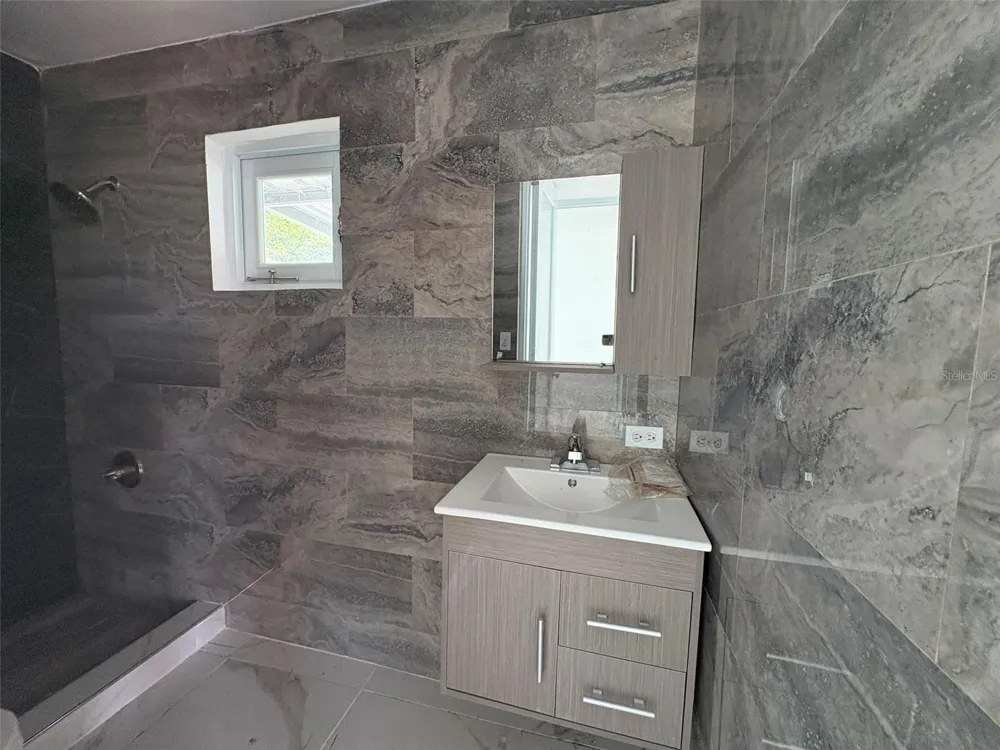 386 HEBREOS Loiza, PR 00772