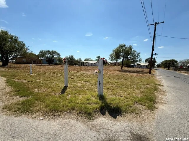 204 Hidalgo Carrizo Springs, TX 78834