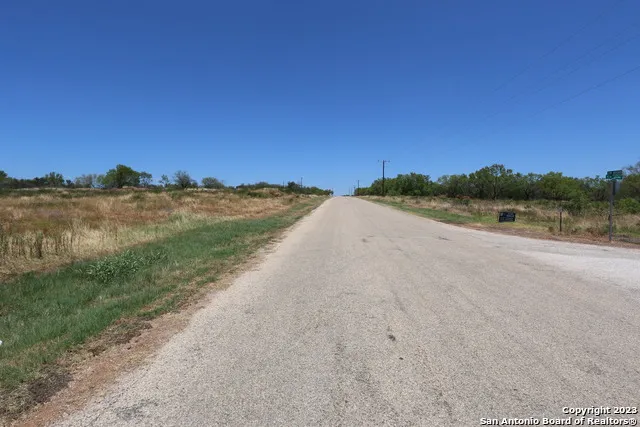 103 County Road 2638 Devine, TX 78016