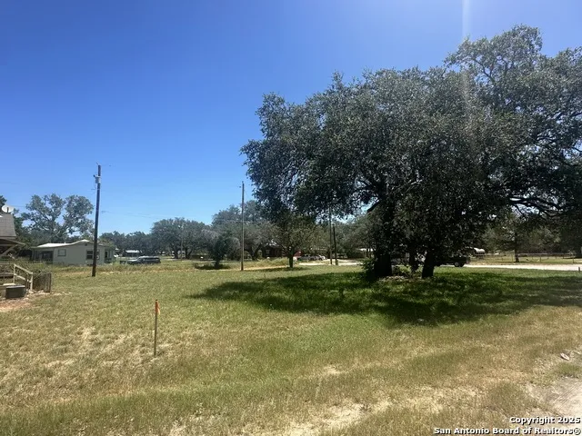400 Davis Devine, TX 78016
