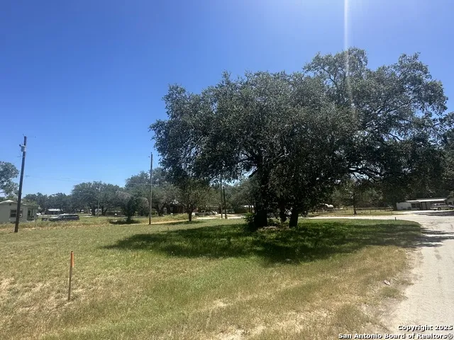 400 Davis Devine, TX 78016
