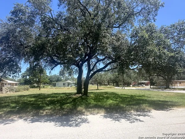 400 Davis Devine, TX 78016