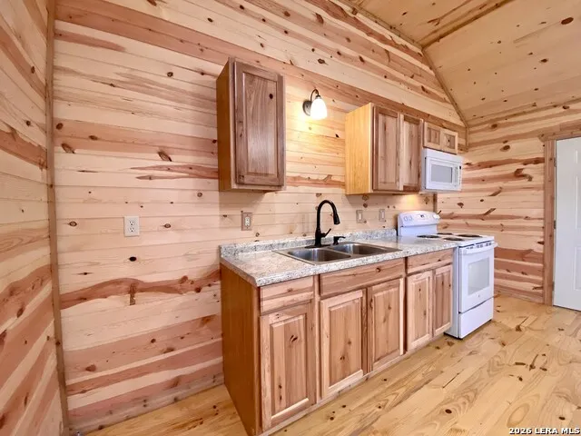 624 Deer Creek W Unit B Pipe Creek, TX 78063