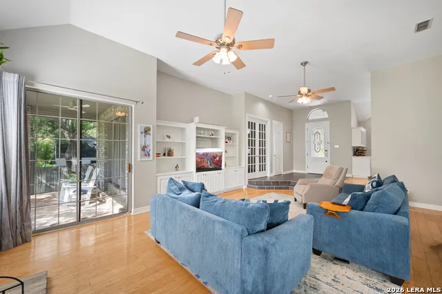 109 Trailcrest Hollywood Park, TX 78232