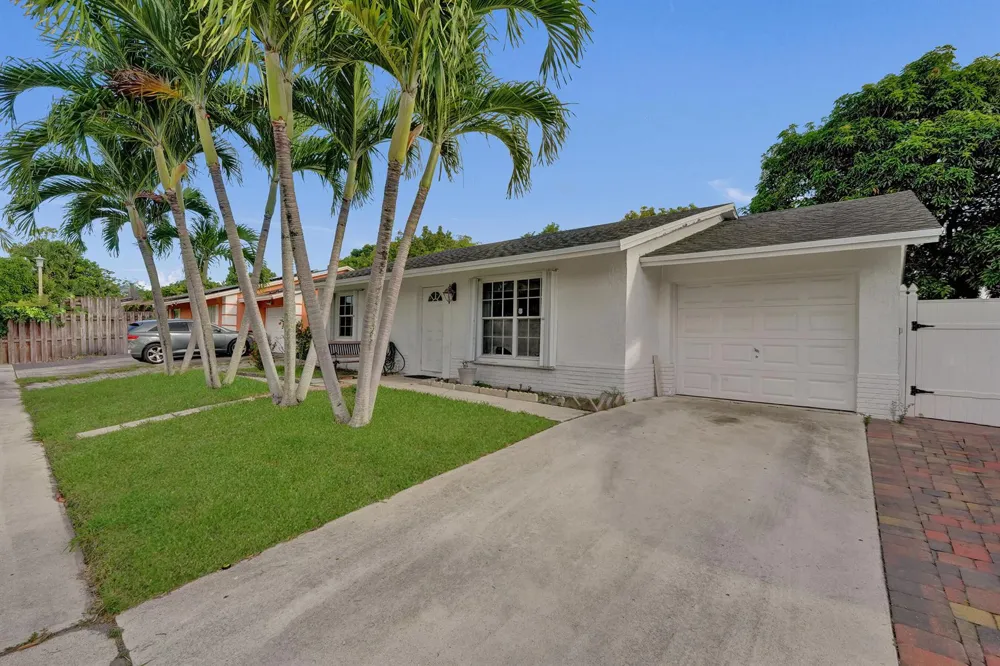 6134 E Wauconda Way E Lake Worth, FL 33463