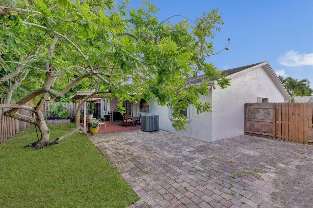 6134 E Wauconda Way E Lake Worth, FL 33463