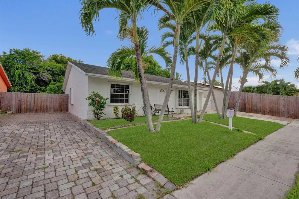 6134 E Wauconda Way E Lake Worth, FL 33463