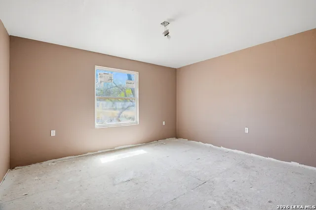 11515 Ford Adkins, TX 78101