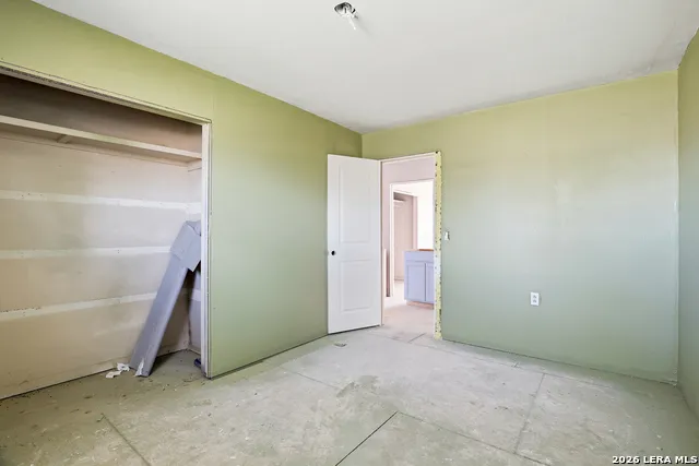 11515 Ford Adkins, TX 78101