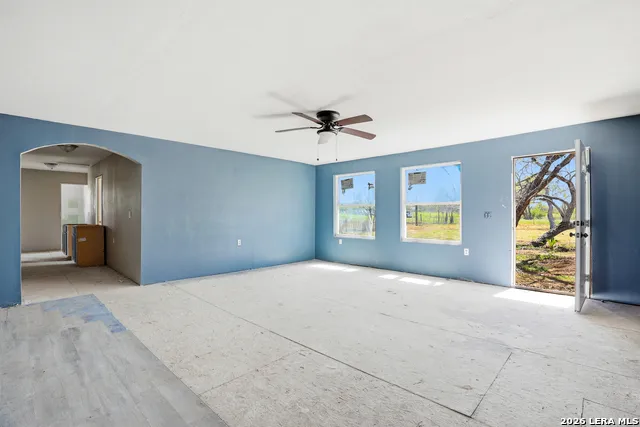 11515 Ford Adkins, TX 78101