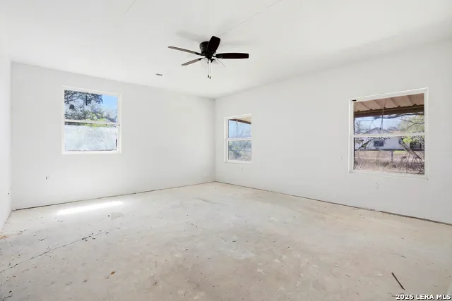 11515 Ford Adkins, TX 78101