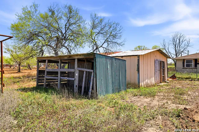 11515 Ford Adkins, TX 78101