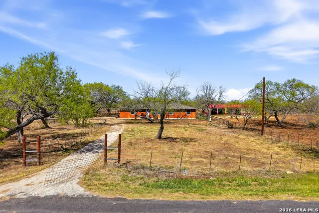 11515 Ford Adkins, TX 78101