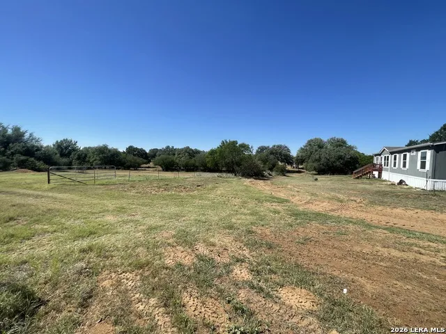 2141 County Road 132 Floresville, TX 78114