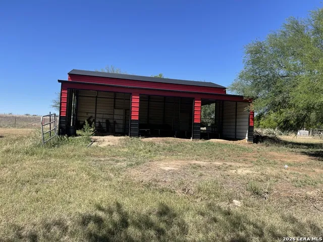 2141 County Road 132 Floresville, TX 78114