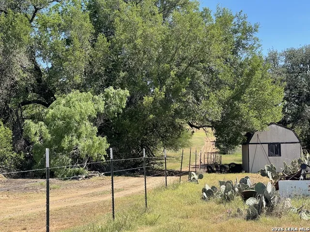 2141 County Road 132 Floresville, TX 78114