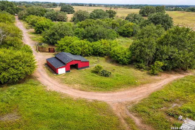 2141 County Road 132 Floresville, TX 78114