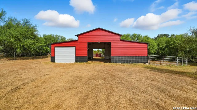 2141 County Road 132 Floresville, TX 78114