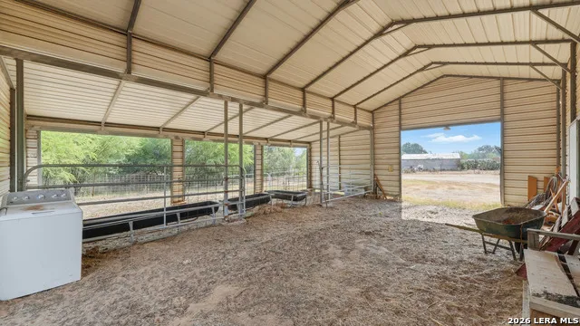 2141 County Road 132 Floresville, TX 78114