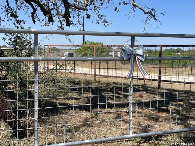 2141 County Road 132 Floresville, TX 78114