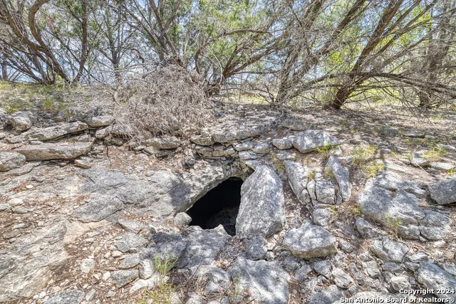 351 Ringtail Rd Leakey, TX 78873