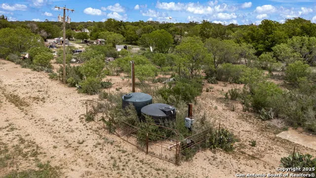 716 Fay Ave Devine, TX 78016