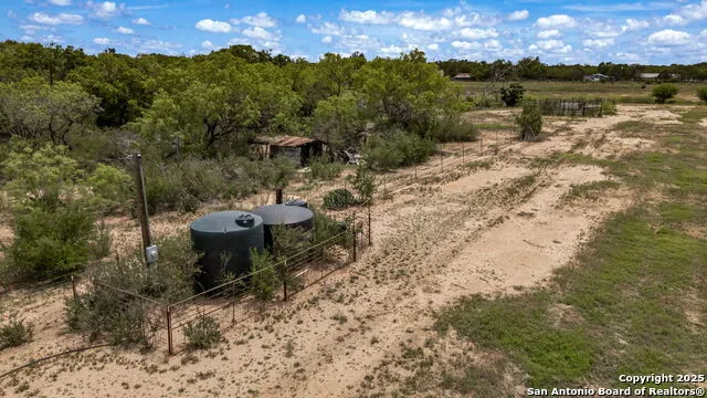 716 Fay Ave Devine, TX 78016
