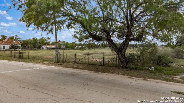 716 Fay Ave Devine, TX 78016